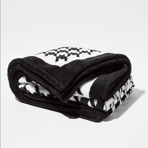 Plush, soft and cozy houndstooth blanket